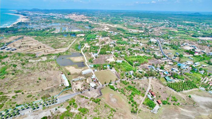 Với lĩnh vực du lịch, tuyến đường đi qua và kết nối các địa bàn ven biển như Vũng Tàu, Long Hải, Phước Hải, Hồ Tràm, Xuyên Mộc và Bình Châu đến Sơn Mỹ ra Lagi, Phan Thiết… những khu vực có tiềm năng phát triển du lịch biển, nghỉ dưỡng và dịch vụ. Hạ tầng giao thông được cải thiện sẽ tạo thuận lợi cho việc di chuyển giữa các điểm đến, mở rộng khả năng tổ chức các hành trình du lịch liên tuyến và nâng cao khả năng tiếp cận các khu vực ven biển.