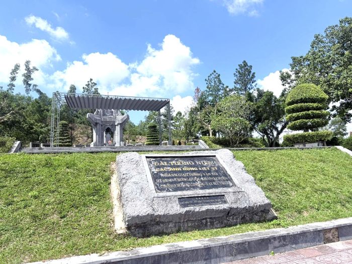 Đài tưởng niệm các anh hùng liệt sĩ ngành Giao thông vận tải tại Khu di tích lịch sử quốc gia đặc biệt Ngã ba Đồng Lộc, xã Đồng Lộc, tỉnh Hà Tĩnh.