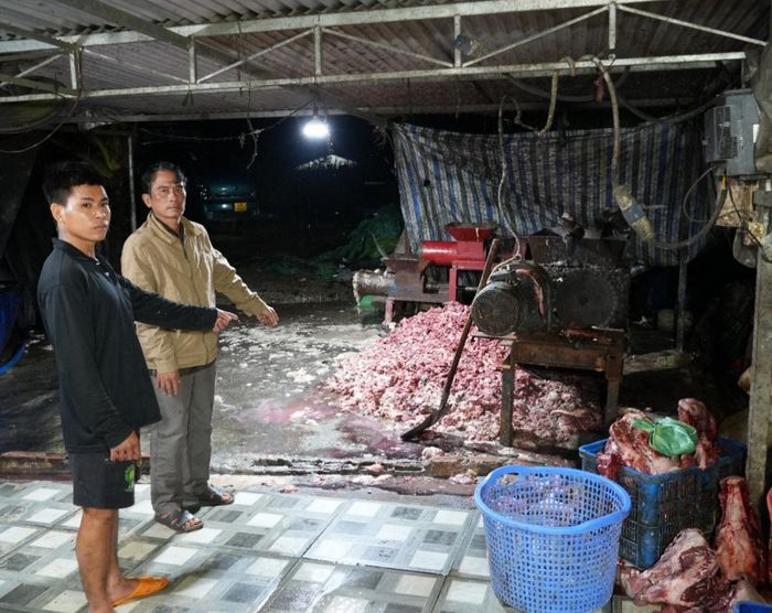 Đối tượng Trần Văn Hùng (mặc áo khoác vàng) cùng tang vật.