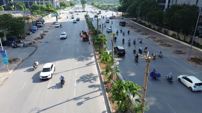 Công tác giải phóng mặt bằng được triển khai đồng bộ tại dải phân cách giữa và hai bên đường, từng bước tạo mặt bằng phục vụ thi công hầm chui hơn 960 tỷ đồng tại nút giao Mễ Trì - Dương Đình Nghệ.