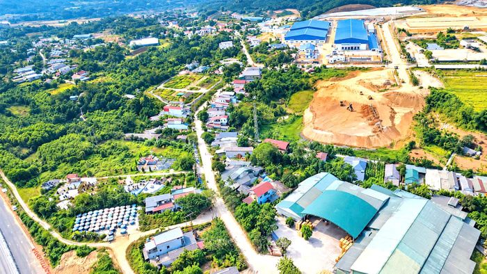 Dự án có tổng mức đầu tư 45 tỷ đồng, trong đó chi phí xây dựng gần 38 tỷ đồng; chi phí bồi thường, hỗ trợ và tái định cư là 2 tỷ đồng. Phần kinh phí còn lại dành cho quản lý dự án, tư vấn đầu tư xây dựng, các chi phí khác và dự phòng.Ban Quản lý dự án đầu tư xây dựng số 1 tỉnh Lào Cai được giao làm chủ đầu tư, chịu trách nhiệm tổ chức triển khai theo quy định pháp luật về đầu tư công và xây dựng.
