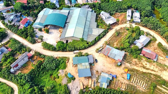Đáng chú ý, công trình bố trí hệ thống chiếu sáng sử dụng đèn LED, lắp đặt biển báo, sơn kẻ đường theo quy chuẩn hiện hành. Một đoạn kè ta luy âm dài khoảng 78m, cao từ 2,5 - 5m, cũng được thiết kế để giữ ổn định nền đường tại vị trí cần thiết.