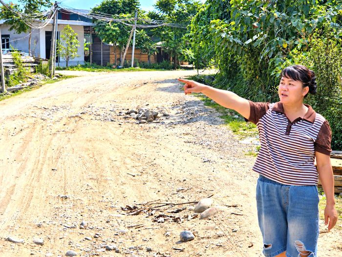Bà Nguyễn Thị Hường, người dân tổ 11, phường Âu Lâu, tỉnh Lào Cai chia sẻ: "Người dân chúng tôi mong muốn tuyến đường sớm được sửa chữa, nâng cấp để việc đi lại thuận lợi, an toàn hơn. Đoạn đường này đã xuống cấp từ nhiều năm nay, mặt đường gồ ghề, nhiều sỏi đá, gây khó khăn cho người dân, nhất là khi trời mưa hoặc có phương tiện vận chuyển hàng hóa đi qua. Mỗi lần đi lại, chúng tôi đều phải chú ý tránh những chỗ hư hỏng, vừa mất thời gian, vừa tiềm ẩn nguy cơ mất an toàn giao thông”.