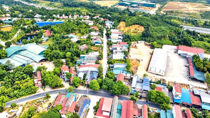 Ngày 6/10/2026, UBND tỉnh Lào Cai ban hành quyết định phê duyệt dự án nâng cấp đường Âu Lâu - Đông An (ĐT.166), đoạn Km0 - Km 1+900. Dự án có tổng mức đầu tư 45 tỷ đồng, sử dụng nguồn ngân sách Trung ương và ngân sách tỉnh, dự kiến triển khai trong giai đoạn 2026 - 2028.