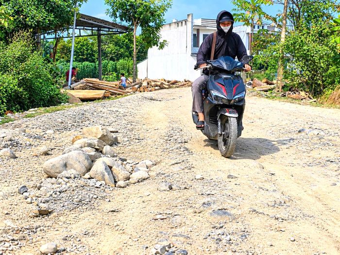 Kết cấu mặt đường sử dụng bê tông nhựa, được thiết kế phù hợp với điều kiện địa hình và yêu cầu kỹ thuật của tuyến. Các đoạn mở rộng, làm mới hoặc có dấu hiệu hư hỏng nền, mặt đường sẽ được xử lý theo kết cấu thiết kế nhằm bảo đảm khả năng chịu lực và khai thác lâu dài.