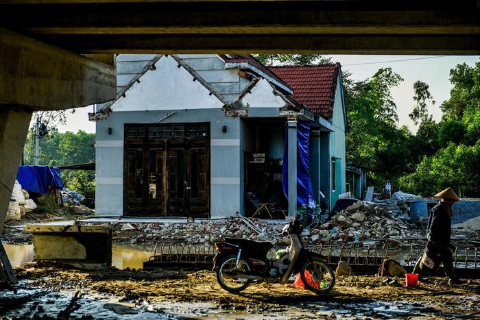 Tuy nhiên, do vướng mặt bằng nên dự án không thể hoàn thành đúng tiến độ. Sau đó, dự án được Bộ Xây dựng điều chỉnh tiến độ thực hiện hợp đồng đối với các gói thầu XD01, XD02, XD03 đến tháng 10/2026.