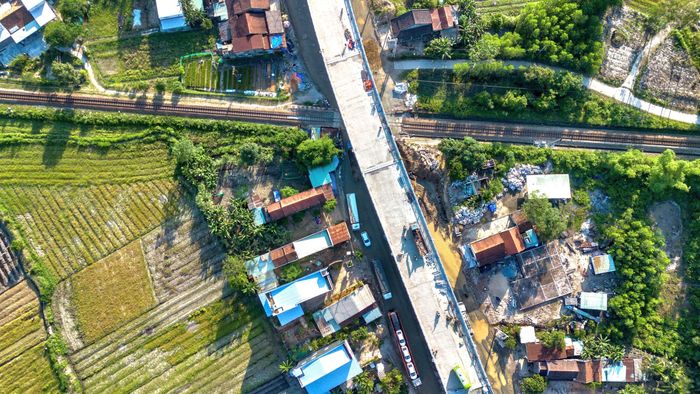 Trên tuyến, cầu vượt đường sắt là hạng mục được chú trọng đặc biệt bởi công tác giải phóng mặt bằng tại đây kéo dài.