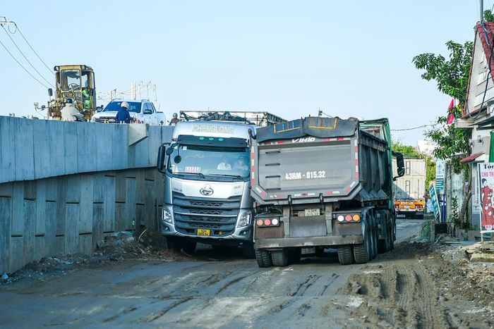 Phương tiện chen chúc qua lại dưới chân cầu vượt đường sắt đang thi công.