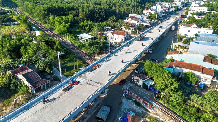 Đơn vị thi công cũng đang tập trung đẩy nhanh công tác thảm bê tông nhựa, sớm hoàn thiện để đưa cầu vượt đường sắt vào khai thác.