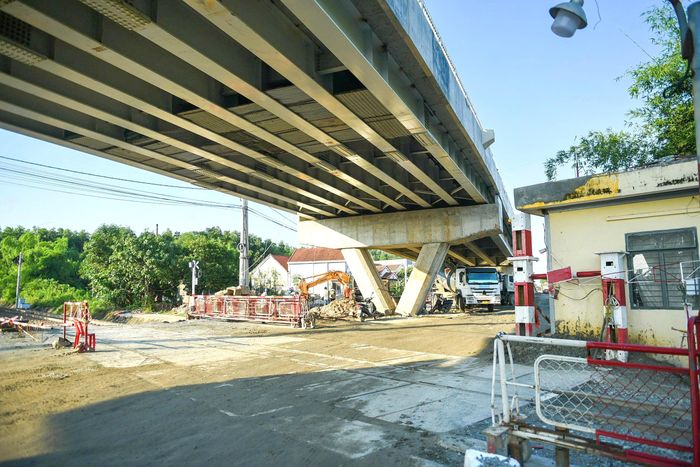 Theo ghi nhận, đến nay, cầu vượt này đã hoàn thiện việc lao lắp dầm, đổ bản mặt cầu, lan can… Riêng đường gom hai bên cầu vẫn chưa thể thi công hoàn thiện do vướng mặt bằng.