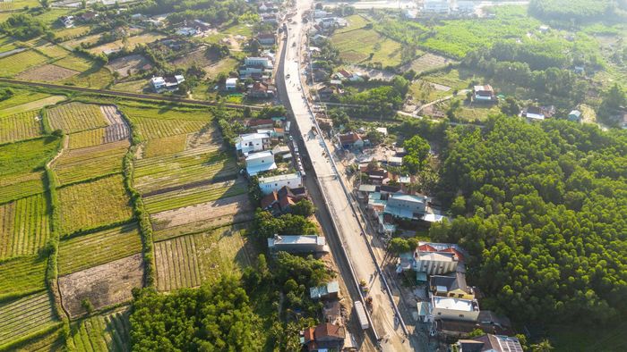 Theo Ban Quản lý dự án đường bộ miền Trung (Cục Đường bộ Việt Nam), các hạng mục chính trên tuyến QL14E phấn đấu hoàn thành các hạng mục chính trước ngày 30/10.
