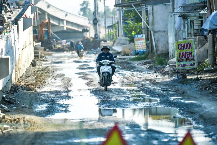 Việc thi công kéo dài lại gặp thời điểm mưa nhiều nên xuất hiện các vị trí tù đọng nước, phương tiện đi lại khó khăn.