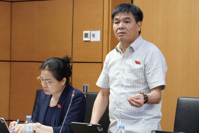 Đại biểu Nguyễn Hữu Toàn đề nghị cần cân nhắc kỹ quy định người làm việc trên nền tảng số tham gia bảo hiểm xã hội bắt buộc. Ảnh: Văn Duẩn.