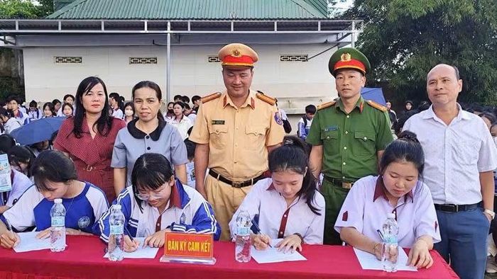 Học sinh Trường THPT Quang Trung, xã Đắk Mil ký cam kết chấp hành các quy định pháp luật về trật tự, an toàn giao thông. (Ảnh: CALĐ)