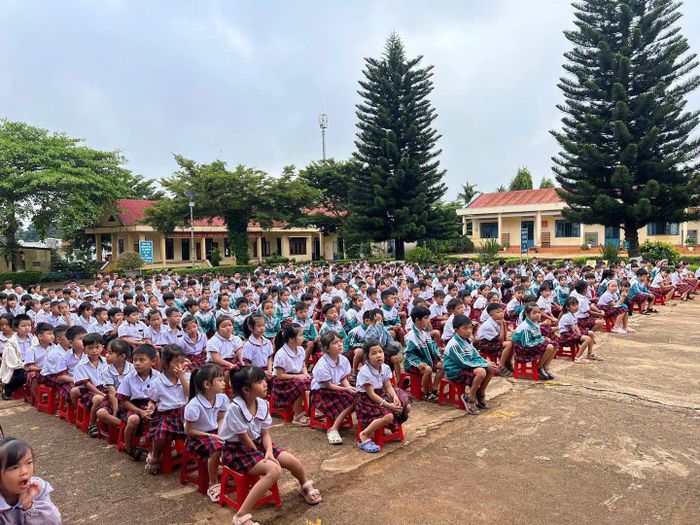 Các em học sinh Trường Tiểu học Trần Văn Ơn tham gia chương trình tuyên truyền pháp luật và trang bị kỹ năng an toàn. (Ảnh:CALĐ)