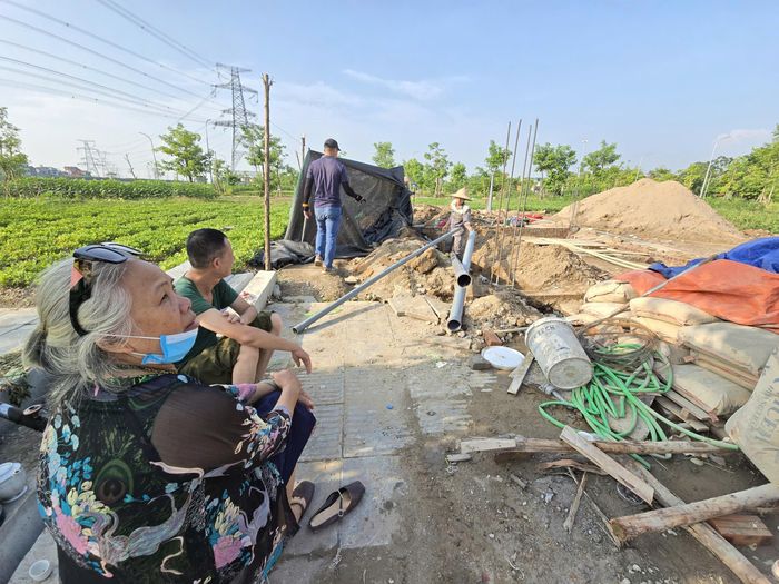 Người dân có thể lựa chọn nhận bồi thường và toàn quyền quyết định sử dụng tài sản; tái định cư tại chỗ để tiếp tục sinh sống trong khu vực phát triển mới. Trong ảnh, người dân bị thu hồi đất phục vụ thi công cầu Trần Hưng Đạo về xã Thư Lâm (Hà Nội) xây nhà mới từ rất sớm. Ảnh: Tâm Vũ.