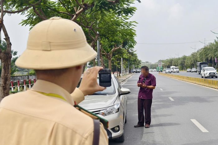 CSGT sử dụng camera mini để ghi hình xe vi phạm khi tuần tra lưu động.
