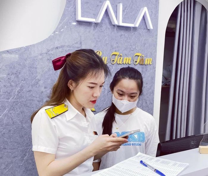 Công chức Thuế tỉnh Nghệ An hỗ trợ người nộp thuế thực hiện nghĩa vụ thuế qua dứng dụng eTax Mobile. Ảnh: TN
