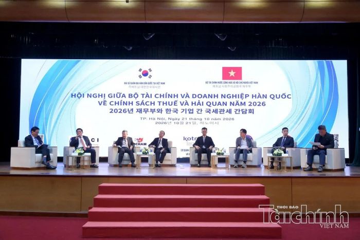 Đại diện Bộ Tài chính, cơ quan Thuế, Hải quan tham gia trao đổi, đối thoại với doanh nghiệp Hàn Quốc. Ảnh: Đức Minh