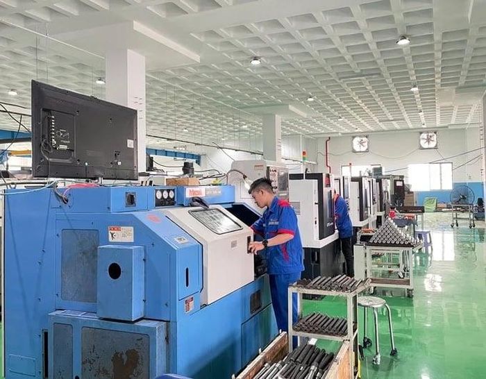  Công nhân vận hành thiết bị gia công cơ khí hiện đại, góp phần nâng cao hiệu quả sản xuất và đáp ứng yêu cầu chuyển đổi xanh. 