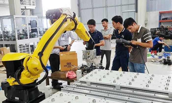  Ứng dụng robot công nghiệp trong sản xuất góp phần giảm lao động thủ công và nâng cao hiệu quả vận hành. 
