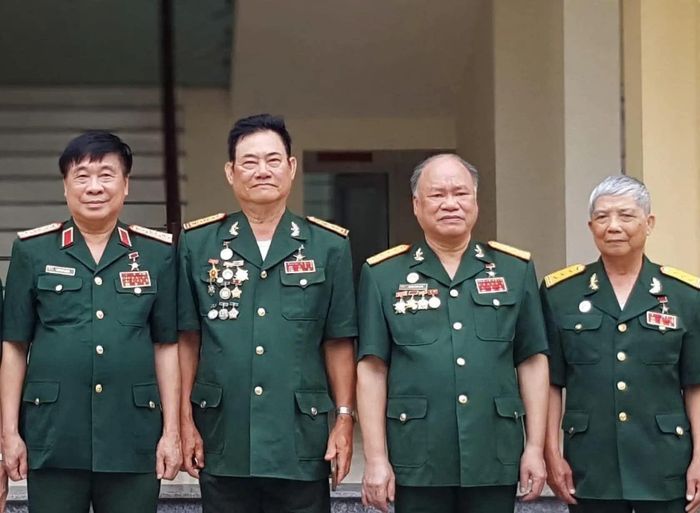 Những cựu chiến binh Đặc công thế hệ đàn anh gặp mặt, tri ân lịch sử vẻ vang của Binh chủng .Ảnh 4 anh hùng của Lữ đoàn Đặc công 113. . Từ trái qua phải : -Trung tướng anh hùng LLVTND Đào Văn Quân ( thứ 1) -Đại tá ,Anh hùng LLVTND Ngô Văn Lủi, đứng ( thứ 2) ,Đại tá,Anh hùng LLVTND Lương Văn Hạt (thứ ba) ,Thượng tá,Anh hùng LLVTND Ngô Văn Sơn ( thứ 4 ) Ảnh chụp tại lễ kỷ niệm 50 năm ngày thành lập Lữ đoàn Đặc Công bộ 113(3/6/1972-36/2022).- Ảnh : Đào Văn Quân