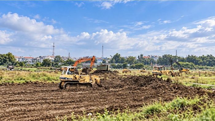 Ảnh minh họa: Hoạt động thi công, san gạt mặt bằng phục vụ triển khai các dự án phát triển đô thị.