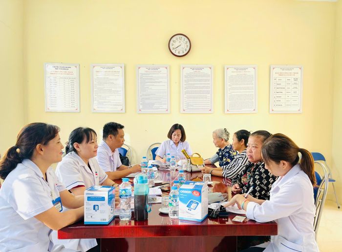 Bác sĩ Bệnh viện Tâm thần Vĩnh Phúc tư vấn phương pháp chăm sóc sức khỏe cho người dân xã Hoàng An.