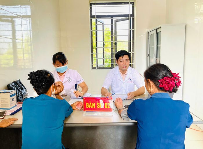 Bác sĩ Bệnh viện Tâm thần Vĩnh Phúc khám sức khỏe cho người dân xã Hoàng An.