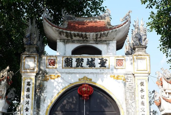 Cổng đền Văn Hiến đề bốn chữ Hán lớn “Thánh vực hiền quan”