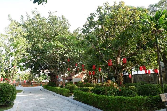 Khuôn viên xanh mát, thanh tịnh của đền Văn Hiến gắn bó với nhịp sống thường nhật của người dân