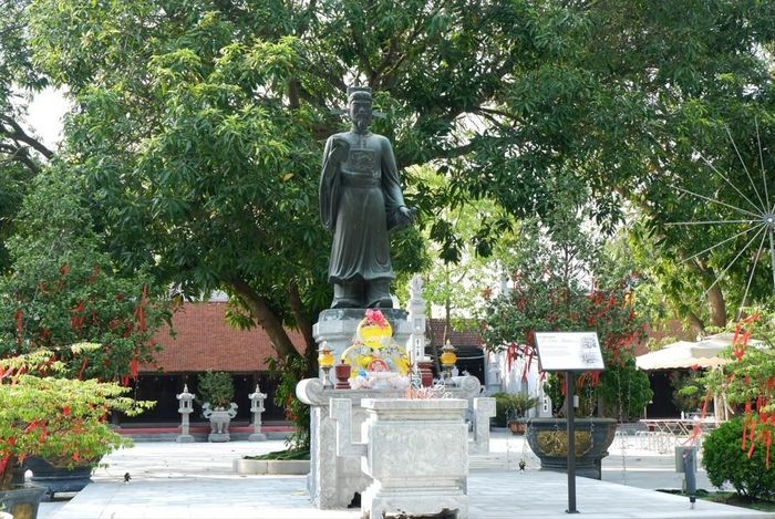 Tượng danh nhân Tô Hiến Thành tại đền Văn Hiến, xã Ô Diên, Hà Nội