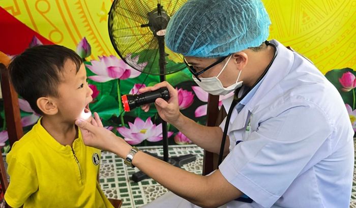 Trung tâm Y tế khu vực Hồng Ngự 1 phối hợp các trường mầm non trên địa bàn phường Hồng Ngự tổ chức khám sức khỏe định kỳ. Ảnh: Cổng TTĐT Đồng Tháp