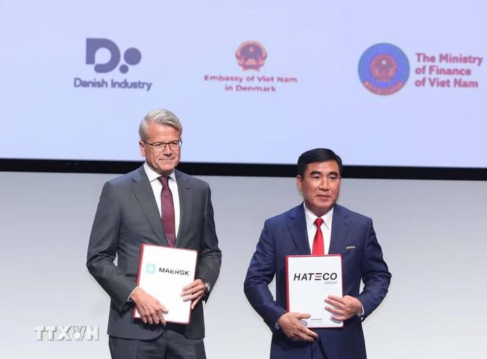 Trao văn kiện hợp tác giữa doanh nghiệp hai nước. Ảnh: Thống Nhất/TTXVN