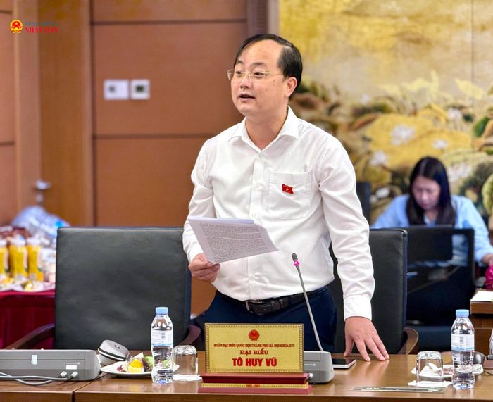 ĐBQH Tô Huy Vũ (Hà Nội) phát biểu thảo luận tại Tổ 1. Ảnh: Phi Long