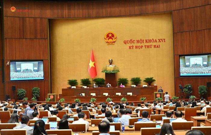 Bộ trưởng Bộ Nội vụ Nguyễn Tiến Hải trình bày tờ trình về dự án Luật sửa đổi, bổ sung một số điều của Luật An toàn, vệ sinh lao động. Ảnh: Quang Khánh