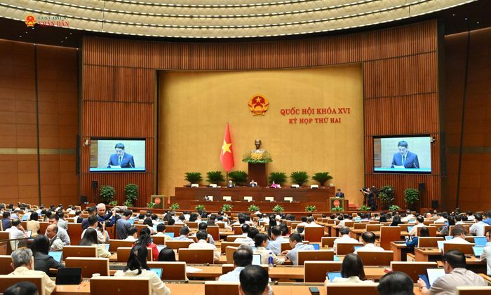 Chủ nhiệm Ủy ban Văn hóa và Xã hội Nguyễn Đắc Vinh trình bày báo cáo thẩm tra về dự án Luật sửa đổi, bổ sung một số điều của Luật An toàn, vệ sinh lao động. Ảnh: Quang Khánh