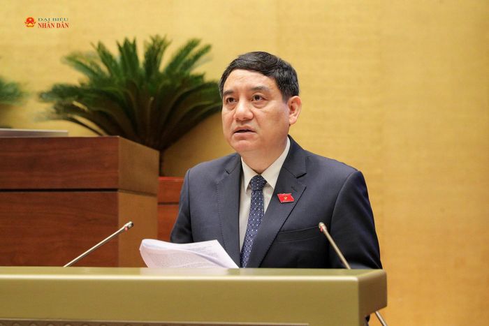 Chủ nhiệm Ủy ban Văn hóa và Xã hội Nguyễn Đắc Vinh trình bày báo cáo thẩm tra về dự án Luật sửa đổi, bổ sung một số điều của Luật An toàn, vệ sinh lao động. Ảnh Hồ Long