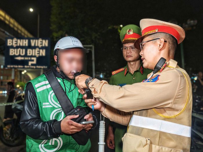 Nam tài xế vi phạm nồng độ cồn ở mức 0,132 mg/l khí thở.