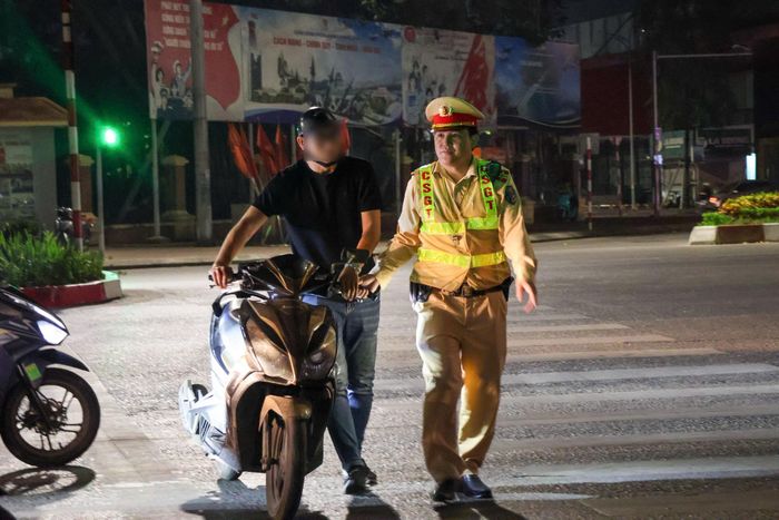 Khi phát hiện dấu hiệu vi phạm, cán bộ CSGT ra hiệu lệnh dừng phương tiện, hướng dẫn người điều khiển vào khu vực kiểm tra.