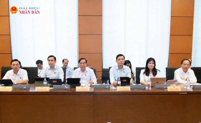 Đoàn ĐBQH tỉnh Hà Tĩnh tham gia phiên thảo luận tổ sáng 21/10. Ảnh: Lâm Hiển