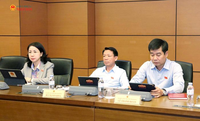 Các ĐBQH tỉnh Thanh Hóa tham dự thảo luận tổ. Ảnh: An Nhiên