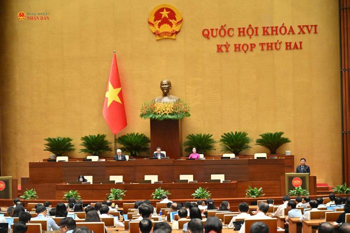 Bộ trưởng Bộ Nội vụ Nguyễn Tiến Hải trình bày Tờ trình dự án Luật Thực hiện dân chủ ở cơ sở (sửa đổi). Ảnh: Quang Khánh
