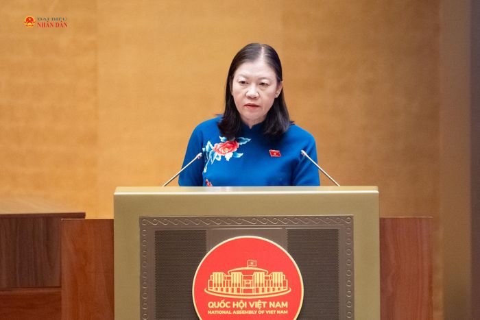 Chủ nhiệm Ủy ban Dân nguyện và Giám sát Lê Thị Nga trình bày Báo cáo thẩm tra dự án Luật Thực hiện dân chủ ở cơ sở (sửa đổi). Ảnh: Phạm Thắng