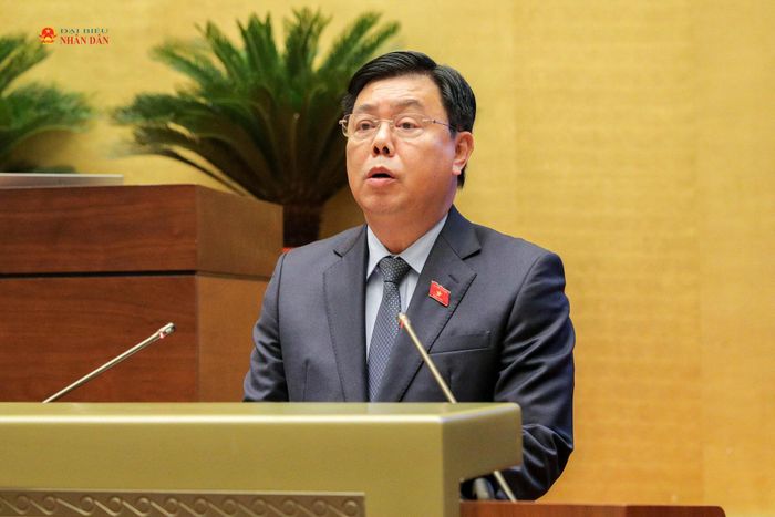 Bộ trưởng Bộ Nội vụ Nguyễn Tiến Hải trình bày Tờ trình dự án Luật Thực hiện dân chủ ở cơ sở (sửa đổi). Ảnh: Hồ Long
