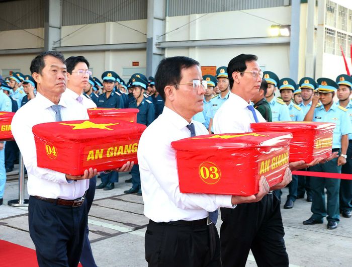 Lãnh đạo TP. Cần Thơ, tỉnh An Giang. Đồng Tháp, Vĩnh Long tiễn đưa các Anh hùng Liệt sĩ. Ảnh: Phạm Trung