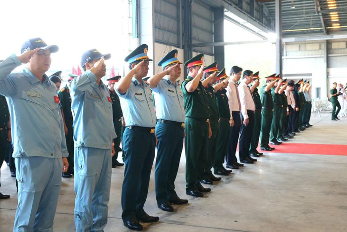 Đại biểu dành phút mặc niệm tưởng nhớ sự hy sinh của Anh hùng Liệt sĩ. Ảnh: Phạm Trung