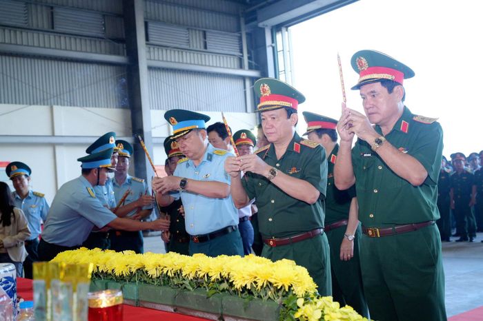 Thủ trưởng Quân khu 9 và đơn vị, địa phương dâng hương Anh hùng Liệt sĩ. Ảnh: Hữu Tài