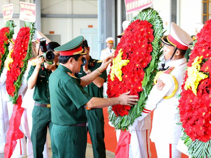 Trung tướng Nguyễn Xuân Dắt chỉnh vòng hoa trước khi dâng hương, dâng hoa tưởng nhớ các Anh hùng Liệt sĩ. Ảnh: Phạm Trung