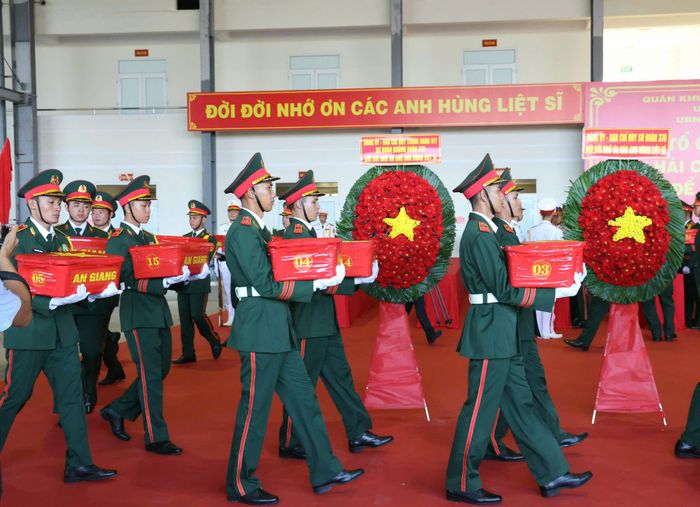 Mẫu sinh phẩm hài cốt liệt sĩ được đưa lên máy bay quân sự. Ảnh: Phạm Trung